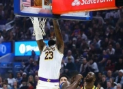 詹姆斯在勇士比赛中出色发挥，战术调整引发热议！